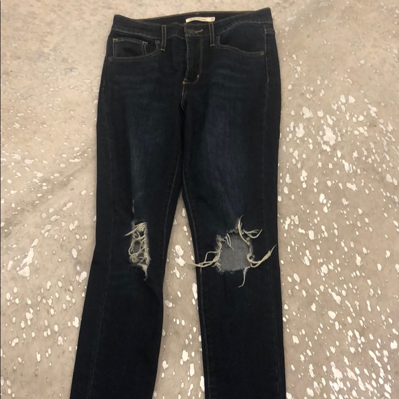 Bloggers Favorite Levi’s with holes - Picture 2 of 3